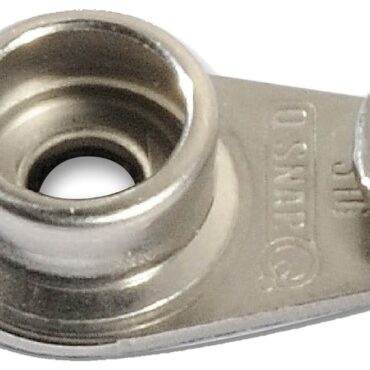 Bottoni in acciaio inox AISI 316.Il maschio presenta un dente di aggancio per la femmina, che a sua volta ha uno specifico labbro di ritegno. Le due novità combinate permettono di tendere al meglio il telo e nello stesso tempo ne evitano lo sgancio accidentale.