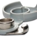 Bottoni in acciaio inox AISI 316.Il maschio presenta un dente di aggancio per la femmina, che a sua volta ha uno specifico labbro di ritegno. Le due novità combinate permettono di tendere al meglio il telo e nello stesso tempo ne evitano lo sgancio accidentale.