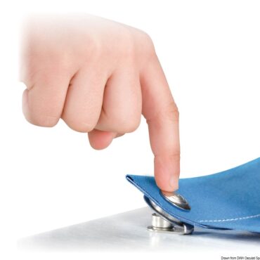 Bottoni in acciaio inox AISI 316.Il maschio presenta un dente di aggancio per la femmina, che a sua volta ha uno specifico labbro di ritegno. Le due novità combinate permettono di tendere al meglio il telo e nello stesso tempo ne evitano lo sgancio accidentale.