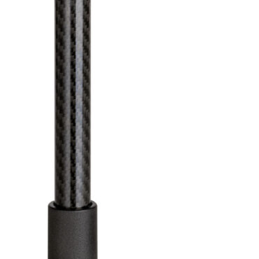 Asta luminosa a luce bianca 360° con visibilità a 2NM removibile. E’ dotata di una particolare base di montaggio che permette il funzionamento grazie ad un contatto wireless, in questo modo non ci sono contatti metallici esposti e si garantisce una tenuta completamente stagna. L’asta viene assicurata alla base con un solido attacco a baionetta, una volta riposta, sullo scafo rimane solo un piccolo dischetto piatto per l’attacco.