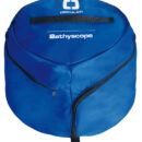 Batiscopio guardafondo smontabile in 4 parti. Con visore in vetro temperato e impugnatura soft + oculare morbido.Disponibile in versione classica ed in versione giorno/notte con sistema di illuminazione subacquea con due faretti a LED.Sacca imbottita per batiscopio per alloggiamento luci e pile (OPTIONAL).