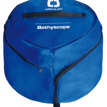 Batiscopio guardafondo smontabile in 4 parti. Con visore in vetro temperato e impugnatura soft + oculare morbido.Disponibile in versione classica ed in versione giorno/notte con sistema di illuminazione subacquea con due faretti a LED.Sacca imbottita per batiscopio per alloggiamento luci e pile (OPTIONAL).