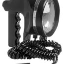Faro orientabile portatile impermeabile completamente in neoprene nero, con gruppo ottico a luce alogena al quarzo, attacco H3. Completo di cordone estensibile, interruttore stagno e spina terminale.