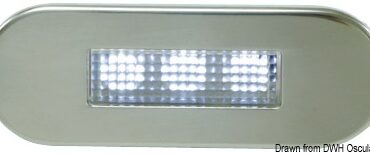 Corpo in policarbonato con frontale in acciaio inox lucidato a specchio. Montaggio tramite viti.