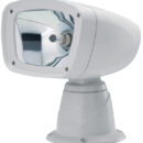 Carcassa: alluminio pressofuso e verniciato bianco con resine ad alta resistenza anti-corrosione. Completamente stagni. Rotazione orizzontale 355°, a 2 velocità. Rotazione verticale 50°.Versione A: con lampadina alogena doppio filamento (spot + flood) da 100 W + 90 W.Versione B: HID con lampadina a scarica di gas XENO ultrapotente (35W HID).Protezione contro le interferenze elettroniche.I fari sono collegabili a 2 tipi di comando optional che possono essere indipendenti o "sommati" per creare la configurazione desiderata:1) Comando da plancia con joystick. Cavo incluso da 4,5 m. Si possono installare altri comandi joystick usando il cavo a 2 porte 13.227.51.2) Radiocomando classico fornito con staffa per fissaggio alla plancia. Portata fino a 40 m di distanza dal faro.