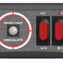 Carcassa: inox lucidato a specchio. Completamente stagni. Rotazione 350° orizzontale e 55° verticale.Due velocità. Lampadina alogena doppio filamento (spot + flood) da 100 W + 90 W tipo H4. I fari sono collegabili a 3 tipi di comando optional che possono essere indipendenti o sommati per creare la configurazione desiderata:1) Comando da plancia con joystick (da collegare via cavo telefonico al faro) cavo incluso da 4,5 m. Optional da 10 m.2) Comando da plancia wireless (è sufficiente portare l’alimentazione al faro).3) Radiocomando classico fornito con staffa per fissaggio alla plancia.