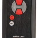 Carcassa: alluminio pressofuso e verniciato bianco con resine ad alta resistenza anti-corrosione. Completamente stagni. Rotazione orizzontale 355°, a 2 velocità. Rotazione verticale 50°. CREE LED di alta qualità. Consumo 54 W equiparabili ad oltre 100 W di una lampadina classica. I fari sono collegabili a 3 tipi di comando optional che possono essere indipendenti o "sommati" per creare la configurazione desiderata:1) comando da plancia con joystick (da collegare via cavo telefonico al faro) cavo incluso da 4,5 m. Optional da 10 m.2) Comando da plancia wireless (è sufficiente portare l'alimentazione al pannello che si interfaccia wireless con il faro).3) Radiocomando classico fornito con staffa per fissaggio alla plancia.