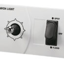 Carcassa in Luran UV resistente, completamente stagno. Rotazione orizzontale 352°, verticale 60°. Lampadina LED doppio filamento (SPOT+FLOOD) 23 W + 23 W. 2 tipi di comando opzionale.Protezione contro le interferenze elettroniche.I fari sono collegabili a 2 tipi di comando optional che possono essere indipendenti o sommati per creare la configurazione desiderata:1) Comando da plancia con joystick. Cavo incluso da 4,5 m. E’ possibile installare un altro joystick usando il cavo a 2 porte 13.227.51.2) Radiocomando classico fornito con staffa per fissaggio alla plancia. Portata fino a 40 m di distanza dal faro.3) Il radiocomando al primo utilizzo si accoppia al faro (usando le istruzioni) e non interferisce con la strumentazione elettronica di imbarcazioni limitrofe; si possono abbinare più radiocomandi al faro.4) Il faro è più reattivo al comando e preciso all’impulso rispetto alla versione precedente