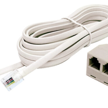 Carcassa in Luran UV resistente, completamente stagno. Rotazione orizzontale 352°, verticale 60°. Lampadina LED doppio filamento (SPOT+FLOOD) 23 W + 23 W. 2 tipi di comando opzionale.Protezione contro le interferenze elettroniche.I fari sono collegabili a 2 tipi di comando optional che possono essere indipendenti o sommati per creare la configurazione desiderata:1) Comando da plancia con joystick. Cavo incluso da 4,5 m. E’ possibile installare un altro joystick usando il cavo a 2 porte 13.227.51.2) Radiocomando classico fornito con staffa per fissaggio alla plancia. Portata fino a 40 m di distanza dal faro.3) Il radiocomando al primo utilizzo si accoppia al faro (usando le istruzioni) e non interferisce con la strumentazione elettronica di imbarcazioni limitrofe; si possono abbinare più radiocomandi al faro.4) Il faro è più reattivo al comando e preciso all’impulso rispetto alla versione precedente