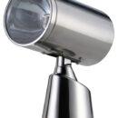 Carcassa: inox lucidato a specchio. Completamente stagni. Rotazione 350° orizzontale e 55° verticale. Due velocità. Lampadina alogena doppio filamento (spot + flood) da 100 W + 90 W tipo H4.Protezione contro le interferenze elettroniche.I fari sono collegabili a 2 tipi di comando optional che possono essere indipendenti o sommati per creare la configurazione desiderata:1) Comando da plancia con joystick. Cavo incluso da 4,5 m. Si possono installare altri comandi joystick usando il cavo a 2 porte 13.227.51.2) Radiocomando classico fornito con staffa per fissaggio alla plancia. Portata fino a 40 m di distanza dal faro.
