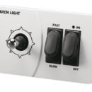 Carcassa: alluminio pressofuso e verniciato bianco con resine ad alta resistenza anti-corrosione. Completamente stagni. Rotazione orizzontale 355°, a 2 velocità. Rotazione verticale 50°. CREE LED di alta qualità. Consumo 54 W equiparabili ad oltre 100 W di una lampadina classica.Garantisce una luce uniforme ad ampio raggio (60°).Protezione contro le interferenze elettroniche.I fari sono collegabili a 2 tipi di comando optional che possono essere indipendenti o "sommati" per creare la configurazione desiderata:1) Comando da plancia con joystick. Cavo incluso da 4,5 m. Si possono installare altri comandi joystick usando il cavo a 2 porte 13.227.51.2) Radiocomando classico fornito con staffa per fissaggio alla plancia. Portata fino a 40 m di distanza dal faro.