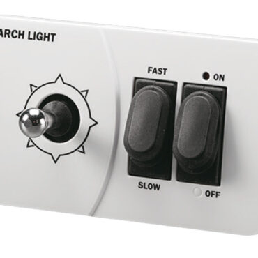 Carcassa: alluminio pressofuso e verniciato bianco con resine ad alta resistenza anti-corrosione. Completamente stagni. Rotazione orizzontale 355°, a 2 velocità. Rotazione verticale 50°. CREE LED di alta qualità. Consumo 54 W equiparabili ad oltre 100 W di una lampadina classica.Garantisce una luce uniforme ad ampio raggio (60°).Protezione contro le interferenze elettroniche.I fari sono collegabili a 2 tipi di comando optional che possono essere indipendenti o "sommati" per creare la configurazione desiderata:1) Comando da plancia con joystick. Cavo incluso da 4,5 m. Si possono installare altri comandi joystick usando il cavo a 2 porte 13.227.51.2) Radiocomando classico fornito con staffa per fissaggio alla plancia. Portata fino a 40 m di distanza dal faro.