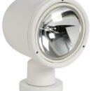 Questa tecologia comune sulle autovetture di alta gamma viene riversata in campo nautico.Il risultato è un faro con un fascio luminoso incredibilmente bianco e potente.Carcassa in ABS bianco UV resistente.Sorgente luminosa allo xenon 55 W.Completo di pannello stagno multi funzione.