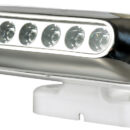 Il supporto è fabbricato in ASA UV resistente ed è snodato per poter essere montato su superfici piane, verticali o inclinate.