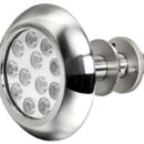 Fabbricata in acciaio inox AISI 316 lucidato a specchio, è dotato di 6 LED alta potenza e di sistema parabolico per aumentare la luminosità.Può funzionare solo immerso in acqua.