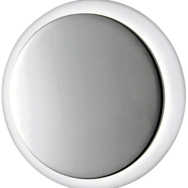 Corpo in plastica bianca, frontale in acciaio inox lucidato a specchio. Montaggio a scatto.