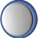 Corpo in plastica bianca, frontale in acciaio inox lucidato a specchio. Montaggio a scatto.