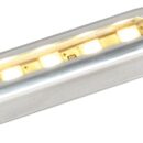 Finitura in acciaio inox lucidato a specchio e lente in policarbonato. Fissaggio tramite viti nascoste dal frontalino.