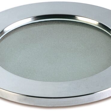 Corpo in tecnopolimero, ghiera in acciaio inox. Lente in vetro temperato e satinato. Parabola interna in alluminio metallizzato. Fissaggio tramite viti nascoste dal frontalino.Lampadina non inclusa.