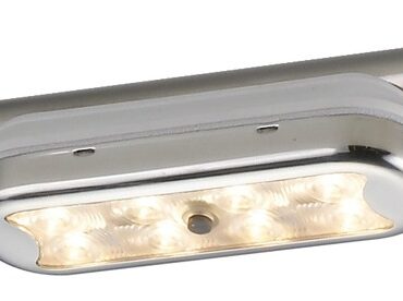 In acciaio inox lucidato con vetro in tecnopolimero. Fissaggio senza incasso.