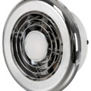 Aspiratore compatto con luce LED incorporata, ideale per bagni e cucine.Aspirazione e luce possono essere accesi indipendentemente.Completi di doppia ghiera di finitura in ABS bianco o cromato.