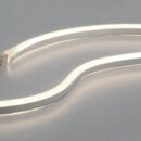 Barre da 2 m. Possono essere tagliate alla misura desiderata. Si tenga presente che il contatto "master" è ogni 50 cm (segnato sulla barra). Il taglio a questa misura è facilissimo.E' però possibile, impiegando precisione ed accuratezza, tagliare le barre anche ogni 10 cm ed ogni 5 cm, per cui la barra base da 2 m è utilizzabile senza alcuno scarto.Questa tecnologia consente di ottenere una luce uniforme e diffusa.Indicato sia per uso interno sia per uso esterno.