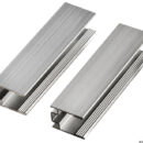 Barre da 3 m. Sezione quadrata 10x10 mm con corpo in silicone.Possono essere tagliate ogni 5 cm.Perfette per essere integrate nei cieli delle cabine per una illuminazione diffusa ed uniforme.Indicata sia per uso interno sia per uso esterno.Linea accessori per un uso universale.