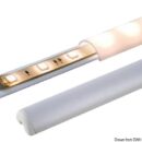 Profilo venduto in barra composto da una base da fissare a parete e da una copertura in metacrilato traslucido. All'interno si possono installare tutte le barre/strisce a LED con larghezza massima 12 mm.Le barre possono essere allineate per ottenere qualsiasi lunghezza, oppure tagliate.