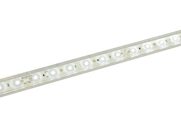 Barre luminose in policarbonato trasparente equipaggiate con LED Cree Superflux ad alto rendimento e basso consumo. Fissaggio con 2 viti o con biadesivo.Sezione ultraridotta (18x11 mm). Completamente stagna in quanto tutti i componenti sono inglobati in un estruso in policarbonato.Si possono connettere direttamente tra di loro oppure tramite cavetto flessibile.