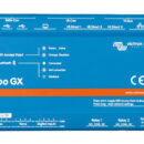 Il Cerbo GX è un centro di comunicazione avanzato che consente di monitorare, controllare e ottimizzare il proprio sistema energetico ovunque ci si trovi. È accessibile tramite il Victron Remote Management (VRM) o tramite l'app VictronConnect grazie alla connettività Bluetooth. Compatibile con i display GX Touch 50 e GX Touch 70, che offrono una visione immediata del sistema e permettono di regolare le impostazioni. Supporta il controllo remoto, il monitoraggio dello stato delle batterie, il consumo di potenza e altre misurazioni ambientali. La sua installazione è semplice e può essere montato su guida DIN tramite un adattatore opzionale.