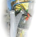 Fabbricata in poliestere grigio, adatta per raggruppare e proteggere i cavi elettrici. Si possono far uscire uno o più cavi allargando le maglie in qualsiasi punto.