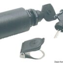Con chiave estraibile, con funzione supplementare che permette di attivare solo alcuni accessori come aspìratore sentina, livello acqua, livello benzina, senza dare energia a tutto il sistema. Tenuta stagna garantita tramite cappuccio che chiude l’ingresso della chiave. La funzione supplementare non può essere attivata per errore in quanto per la rotazione a sinistra la chiave và anche premuta. Universale sia per motori a benzina che diesel, carcassa in nylon, cappuccio inox + nylon + gomma.