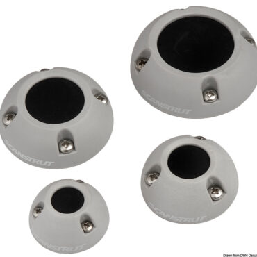 Garantiscono una perfetta impermeabilità (IP-X7) nel passaggio dei cavi. Permettono il passaggio dei cavi senza smontare gli eventuali connettori terminali.Forma senza spigoli per maggior resistenza ed evitare possibili incagli alle cime. Fori filettati che facilitano il montaggio e permettono un numero infinito di smontaggi.Ogni pezzo è fornito con una scelta di guarnizioni preforate o da forare per la massima facilità e flessibilità di utilizzo. Confezionati in pratico Blister espositivo.