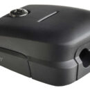 Fabbricati in nylon rinforzato con fibra di vetro; stagni IPX7; forniti con guarnizione preforata e da forare; confezionati in blister espositivo. Non richiedono sigillante o siliconi rendendo l’installazione rapida e pulita.La versione doppio cavo è ideale per installazione di pannelli solari.