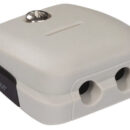 Fabbricati in nylon rinforzato con fibra di vetro; stagni IPX7; forniti con guarnizione preforata e da forare; confezionati in blister espositivo. Non richiedono sigillante o siliconi rendendo l’installazione rapida e pulita.La versione doppio cavo è ideale per installazione di pannelli solari.