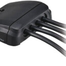 Fabbricati in nylon rinforzato con fibra di vetro; stagni IPX7; forniti con guarnizione preforata e da forare; confezionati in blister espositivo. Non richiedono sigillante o siliconi rendendo l’installazione rapida e pulita.La versione doppio cavo è ideale per installazione di pannelli solari.