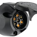 Regolamentare per rimorchio. In ABS nero e contatti interni in ottone. Modello di lunga durata nel tempo e completamente inossidabili.