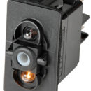 Impermeabili IP56. Richiedono per l’installazione un foro rettangolare da 21,5x36,8 mm. Capacità massima 20 A a 12V e 15 A 24 V. Completi di doppia illuminazione: uno che illumina il simbolo dell’utenza a cui é collegato, sempre acceso (per essere rintracciato al buio), il secondo che illumina una apposita fessura sotto il simbolo che si accende come spia quando si attiva l’utenza, bascula da ordinare a parte.