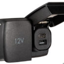 Presa stagna IPX4 quando chiusa.Di piccolissime dimensioni. Disponibile in 3 versione: prese USB A+C, presa corrente e versione combo (USB + presa corrente).