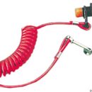 Con sistema a clip sfilabile, universale in quanto può sia aprire che chiudere il circuito a seconda dei terminali che vengono collegati.