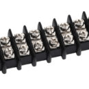 Con morsetti terminali in ottone nichelato. Separatori per evitare contatti accidentali.