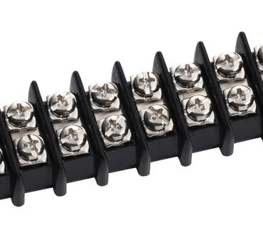 Con morsetti terminali in ottone nichelato. Separatori per evitare contatti accidentali.