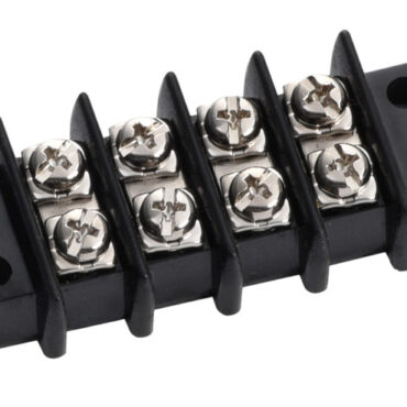 Con morsetti terminali in ottone nichelato. Separatori per evitare contatti accidentali.