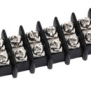 Con morsetti terminali in ottone nichelato. Separatori per evitare contatti accidentali.