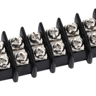 Con morsetti terminali in ottone nichelato. Separatori per evitare contatti accidentali.