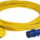 Cavi per presa banchina con connettori di sicurezza IEC 60309 lato pontile e spinotto NEMA illuminato lato barca. Forniti con tappo stagno di chiusura e LED indicatore di tensione. Dotati di tobusta guaina in poliuretano anti‑usura, colore giallo alta visibilità e giunzioni sovrastampate per tenuta d’acqua e resistenza agli UV.