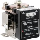 Si tratta di un relay potente che tramite un microprocessore collega automaticamente in parallelo le batterie quando una di esse ha raggiunto il voltaggio predeterminato e le separa quando il voltaggio scende sotto il livello FLOATING.I Cryrix-I sono un ottima alternativa ai separatori a diodi in quanto non c'è caduta di tensione.Il montaggio classico prevede l'alternatore collegato direttamente alla batteria avviamento. Batteria servizi, ed elica di prua sono abbinate alla batteria avviamento con il Cyrix-I.Quando Cyrix-I sente che la batteria avviamento è carica, si attiverà permettendo la carica in parallelo delle altre batterie. Cryix-I percepisce la tensione di entrambe le batterie. Si attiverà perciò se per esempio la batteria servizi è sotto caricabatteria.