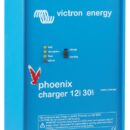 Il sistema di controllo "adattativo" con microprocessore è in grado di controllare perfettamente il tipo di carica da applicare alle batterie, caratteristica molto importante nel caso di batterie sigillate. Carica a 4 stadi : Bulk-absorption-float storage. La funzione storage riduce automaticamente la funzione "FLOAT" a 13,2 / 26,4 V onde minimizzare la gassificazione e corrosione delle piastre positive.Dati tecnici: Carcassa in alluminio; Alimentazione universale 90/265VAC - 90/400 VDC - 45/65 Hz; LED di controllo; Sensori temperatura interni; Compensazione caduta tensione del cavo; Protezioni contro corto circuito, inversione di polarità, sovratensione, surriscaldamento, voltaggio batteria alto.