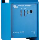 Carica a 3 stadi IUOU con microprocessore che adatta perfettamente il tipo di carica richiesto dalla batteria, funzione molto importante con le batterie sigillate. Due uscite isolate. La seconda limitata a 4 A è dedicata alle batterie avviamento. Sistema automatico di compensazione temperatura batteria. Importante per le batterie sigillate perchè ne allunga la vita.Dati tecnici: Carcassa alluminio; Sensori temperatura interni + sensore temperatura batteria; Ventilazione forzata; Protezioni contro corto circuito, inversione polarità, surriscaldamento.