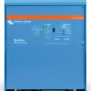 Stesse funzioni del sistema Multiplus, ma può essere connesso a 2 sorgenti AC indipendenti (ad esempio banchina e generatore o 2 generatori) e il sistema Quattro si collegherà automaticamente alla sorgente attiva.